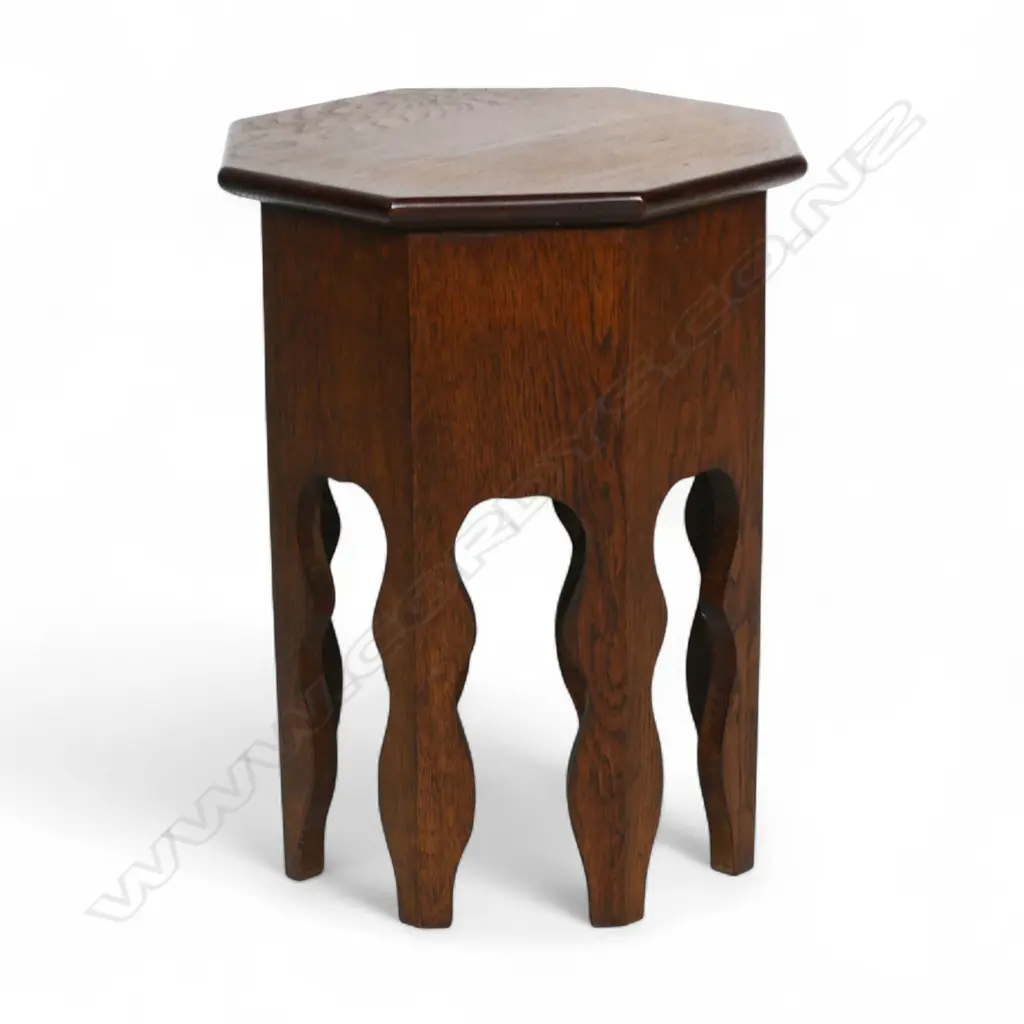 An American c.1900 small oak side table, Image 1++